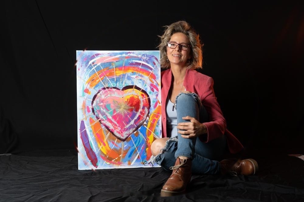 Ana con la obra Corazón